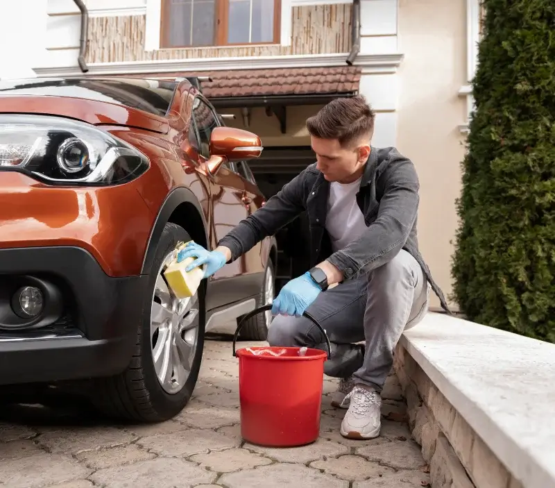 Lavage auto à domicile Saint-Paul-du-Bois : professionnel intervenant sur un véhicule